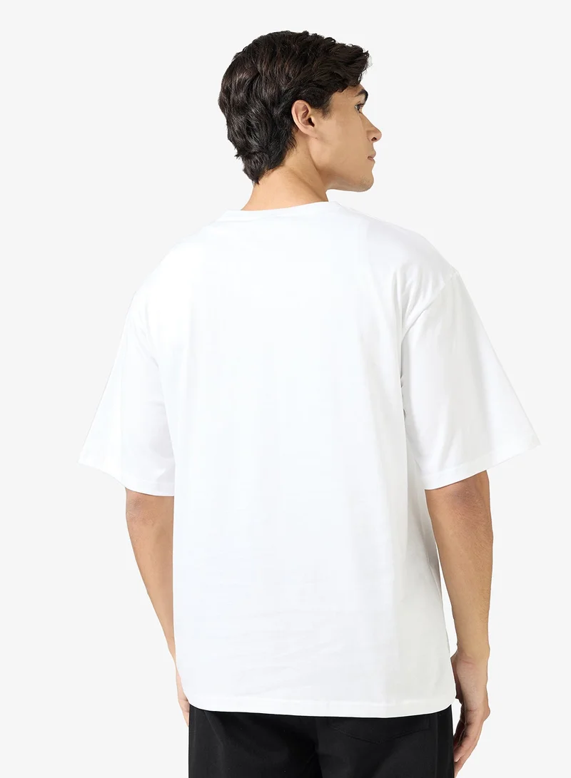 سفنتي فايف تيشيرت بطبعة جرافيك كبير الحجم